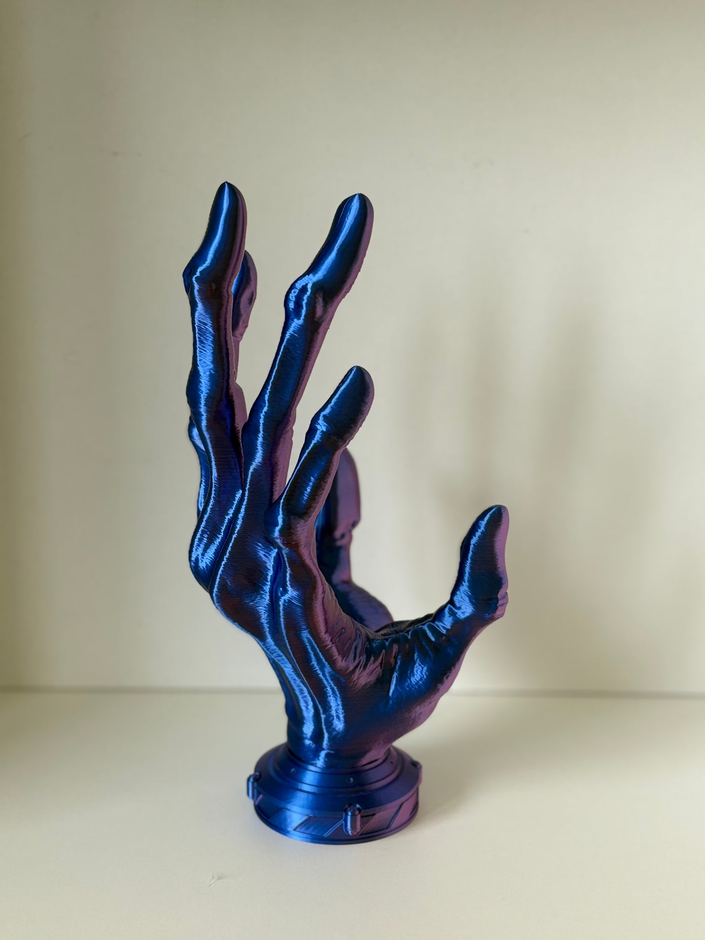 Porte manettes main alien